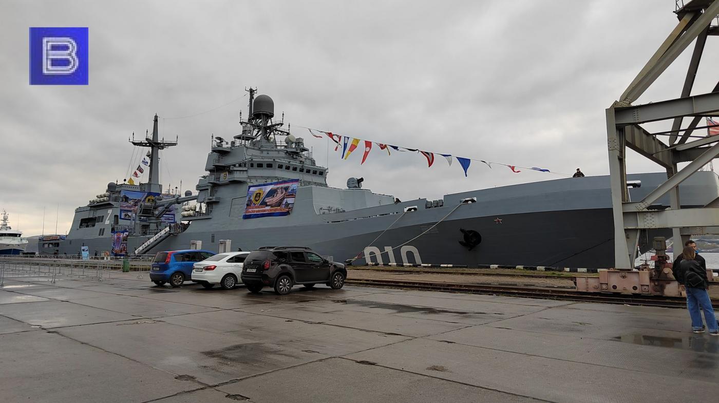 БДК &quot;Иван Грен&quot; Северного флота с военной выставкой на борту зашел в порт Мурманска